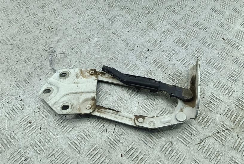 Петля капота левая