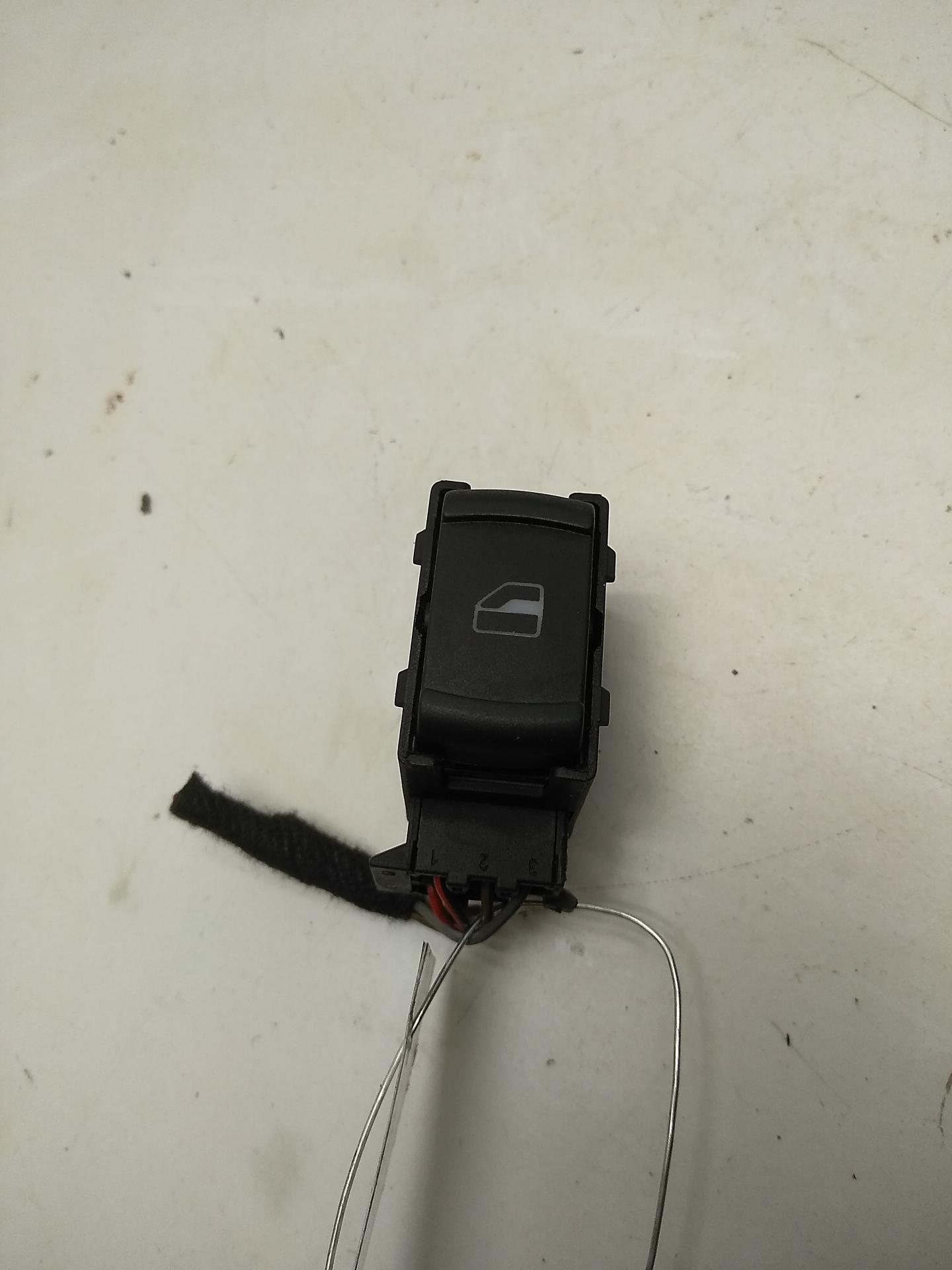 Кнопка стеклоподъемника заднего правого