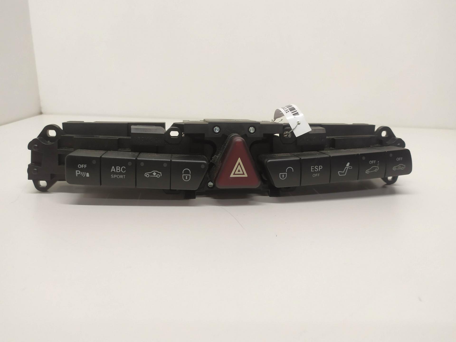 Кнопка аварийной сигнализации (аварийки)