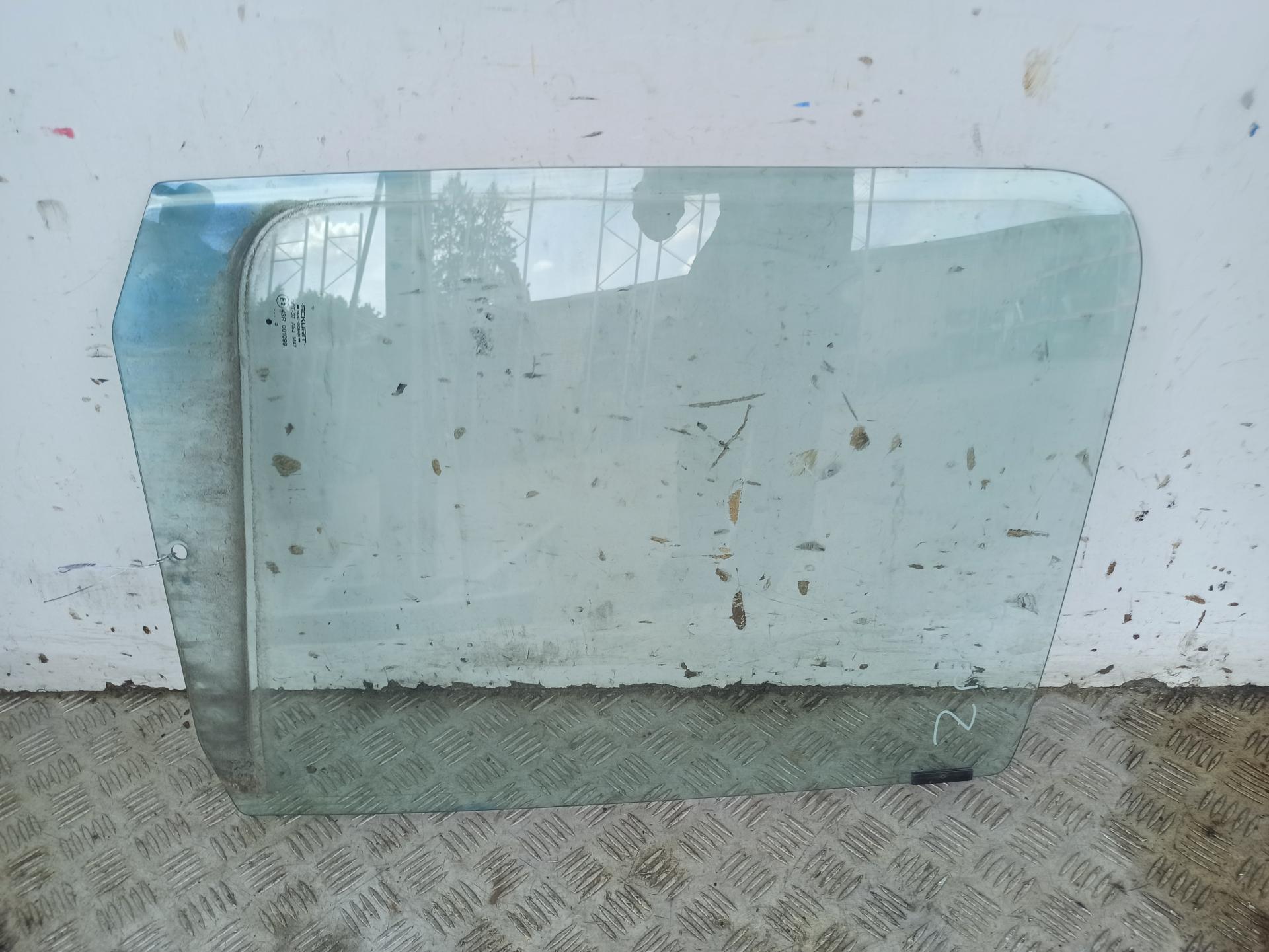 Стекло двери передней правой