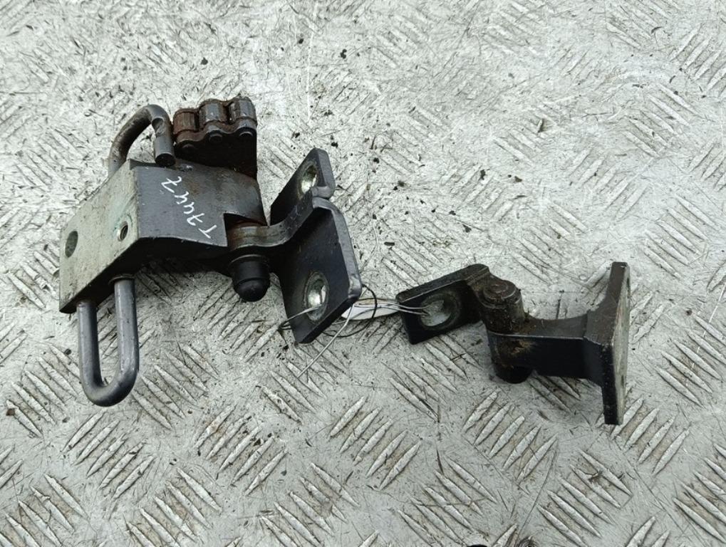 Петля двери передней левой