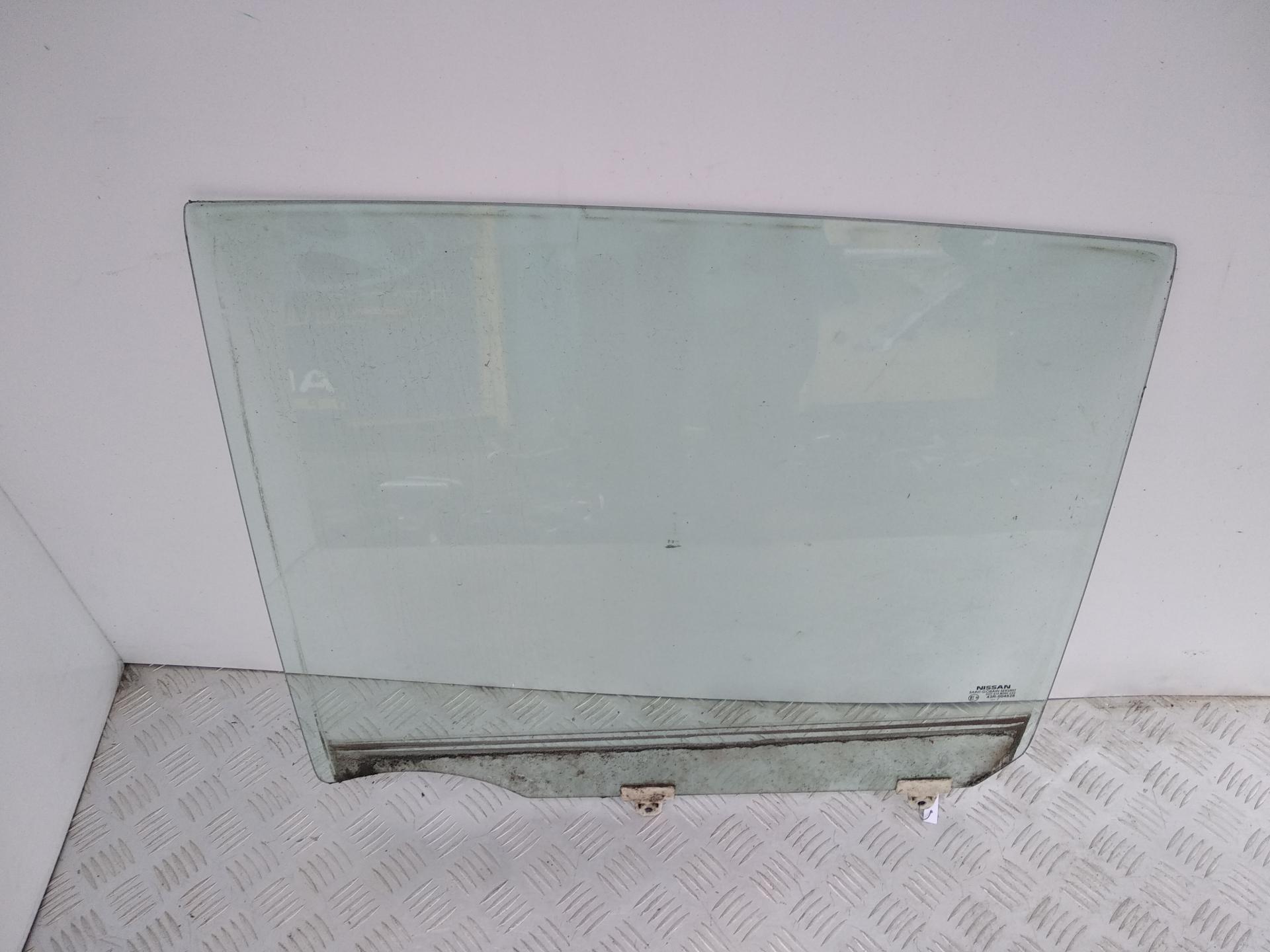 Стекло двери задней левой