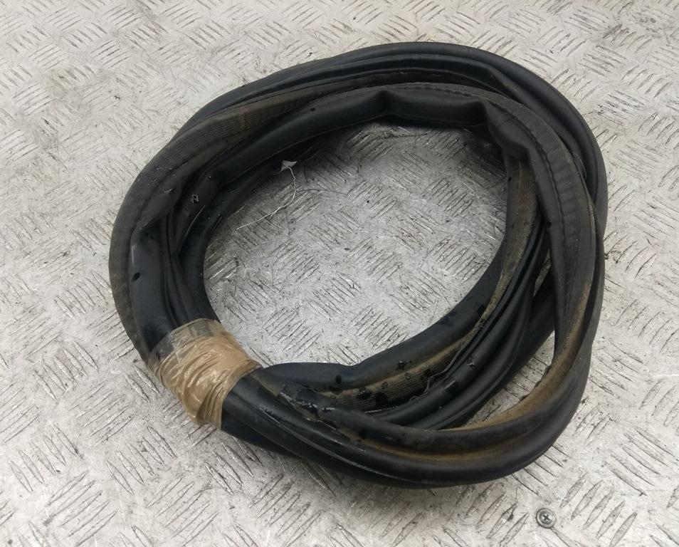 Уплотнитель крышки (двери) багажника