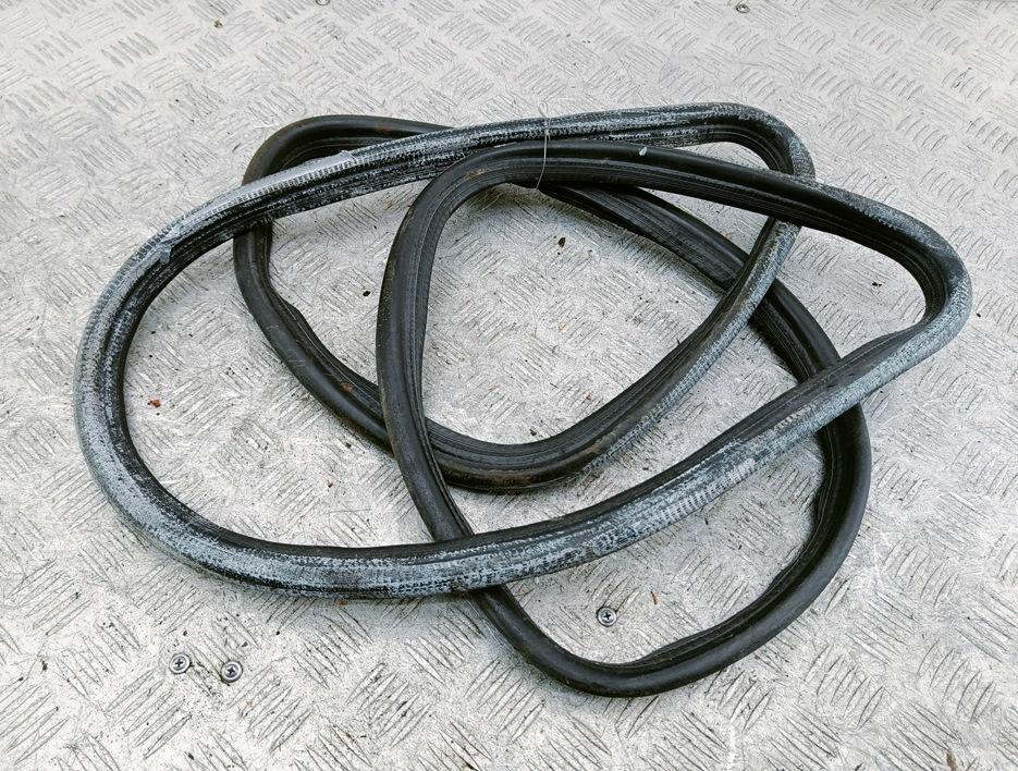 Уплотнитель крышки (двери) багажника