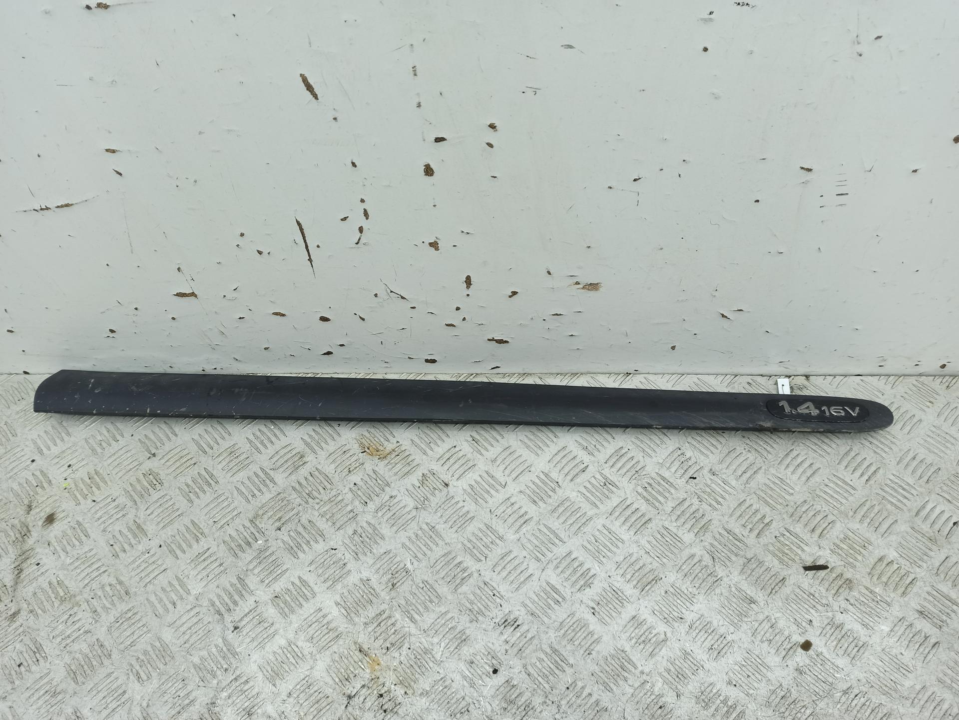 Молдинг двери передней правой