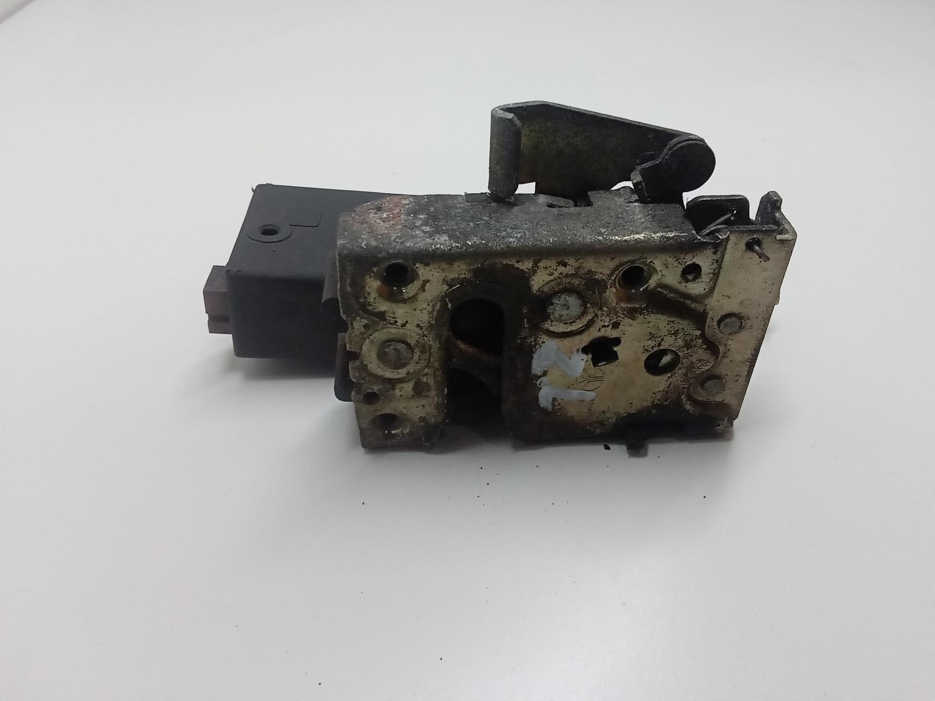 Замок двери задней левой