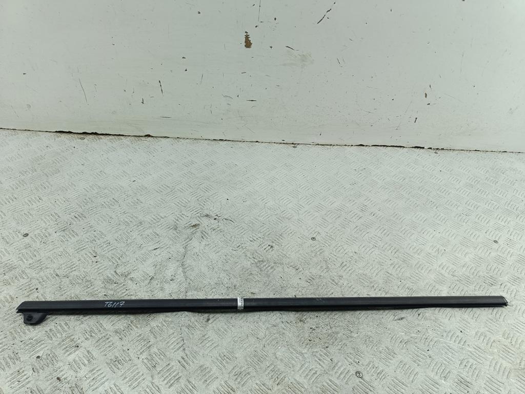 Молдинг стекла двери задней левой наружный