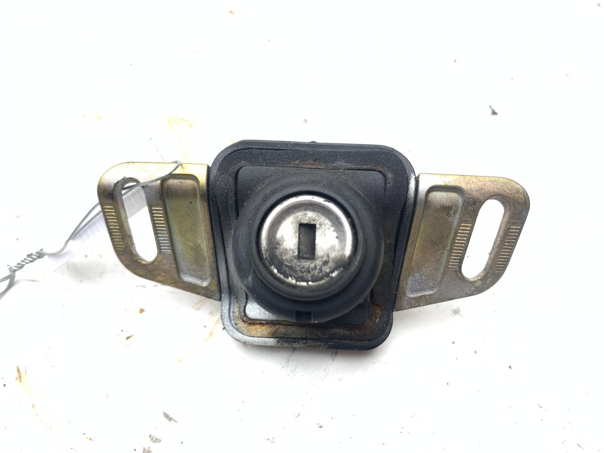 Личинка замка багажника