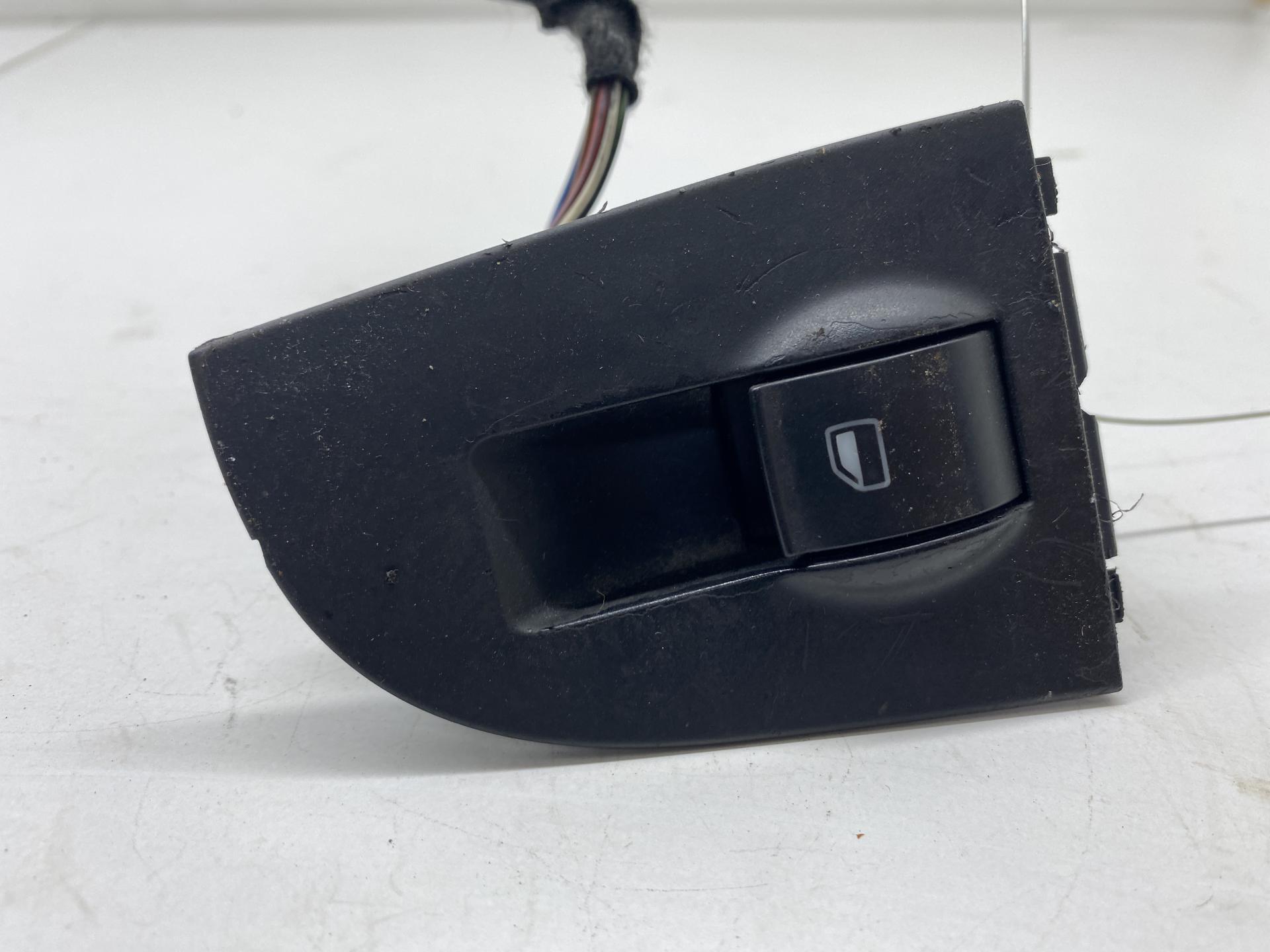 Кнопка стеклоподъемника переднего правого