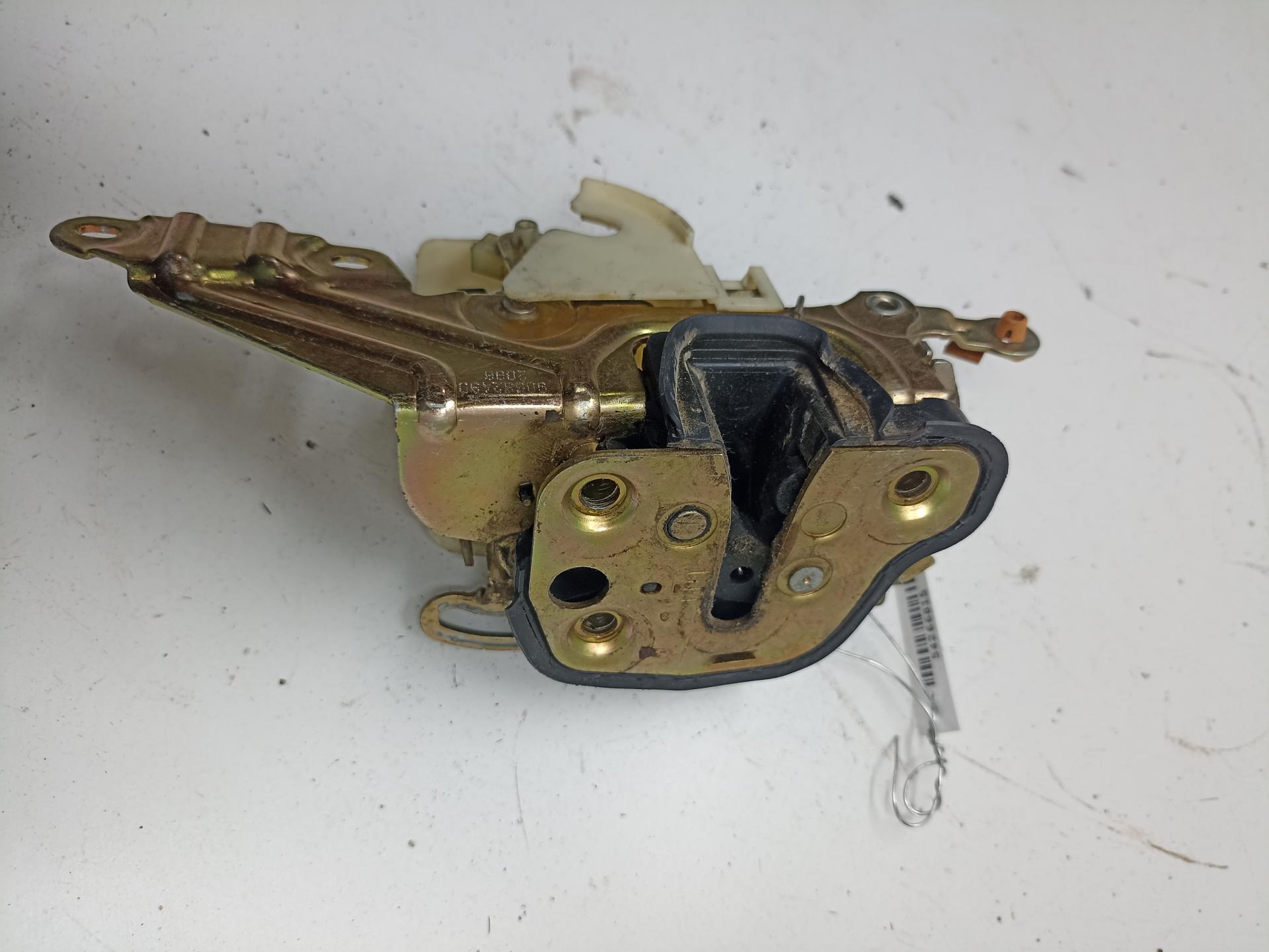 Замок двери передней правой