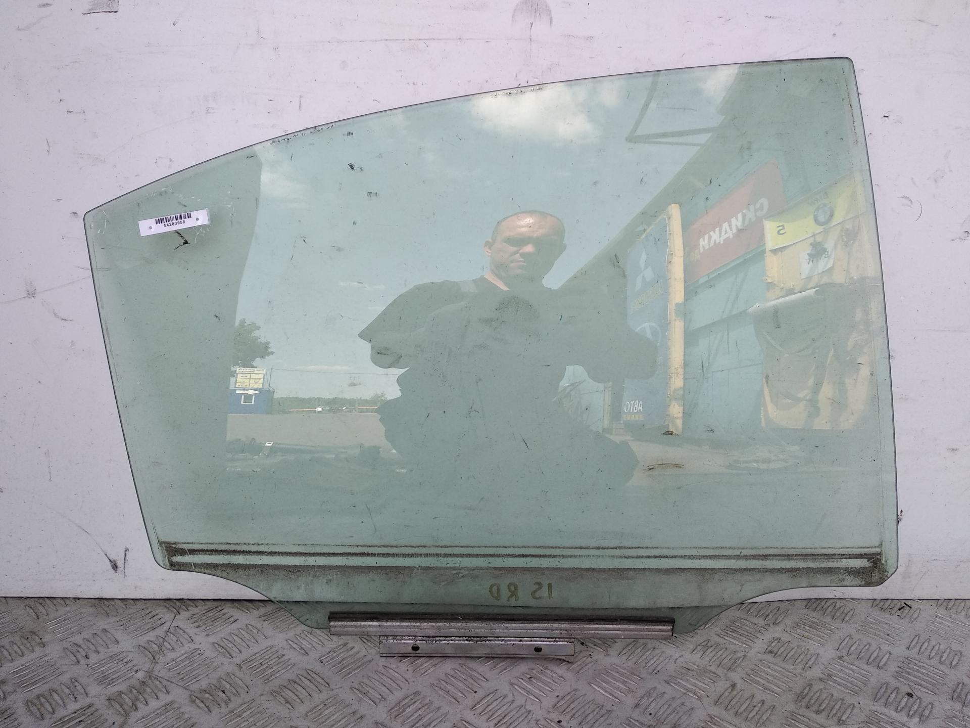 Стекло двери задней правой