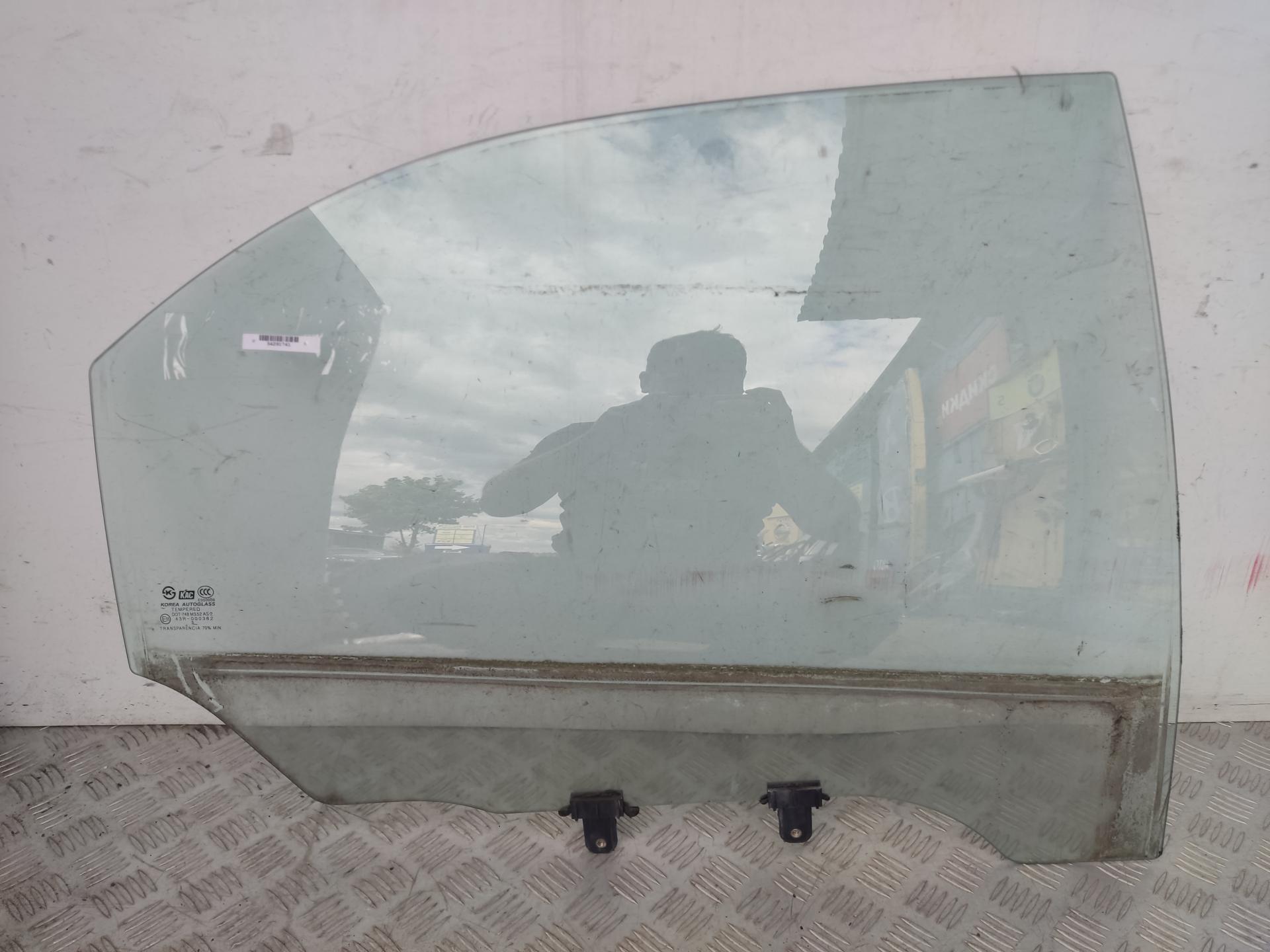 Стекло двери задней правой
