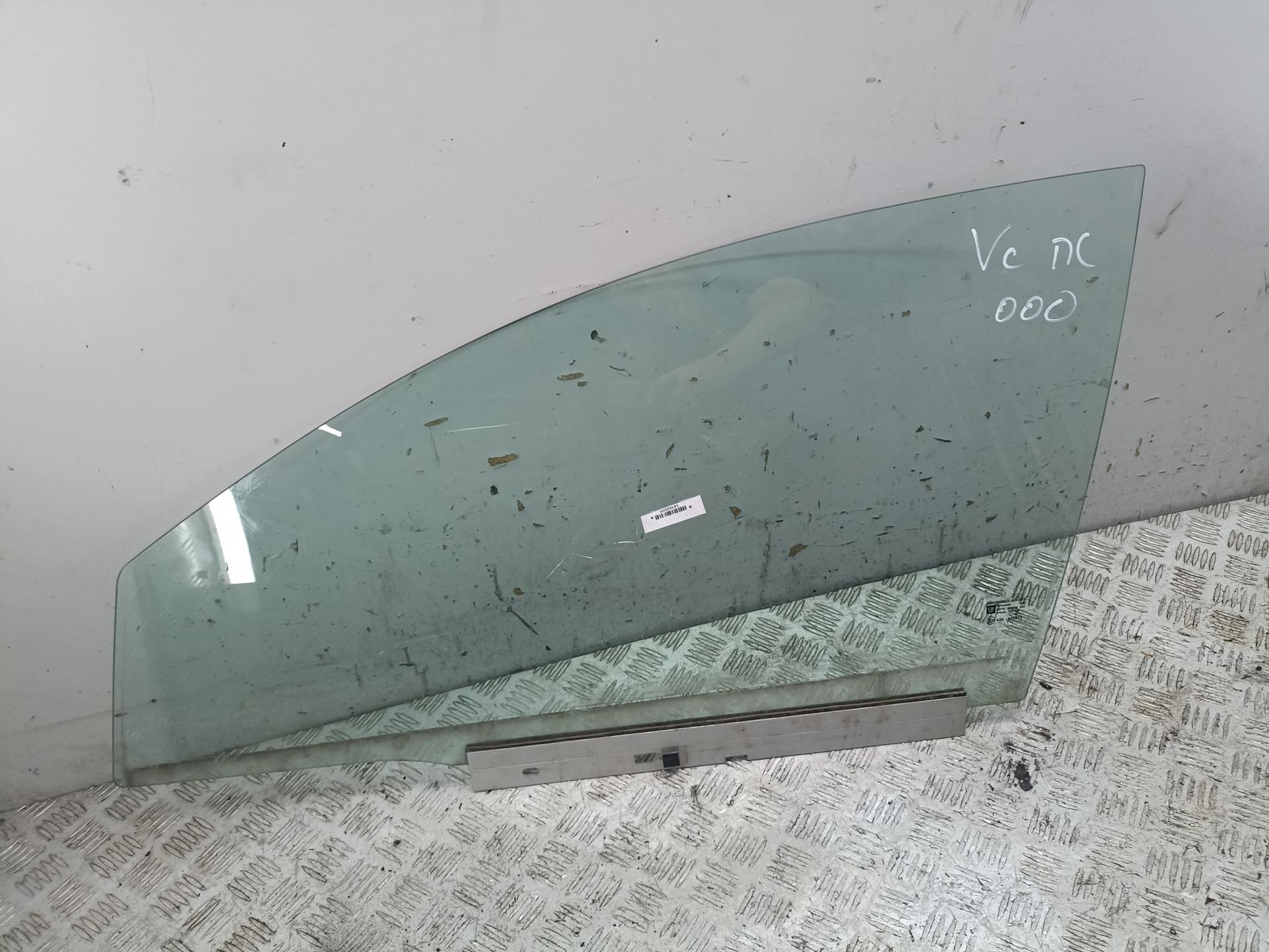 Стекло двери передней левой