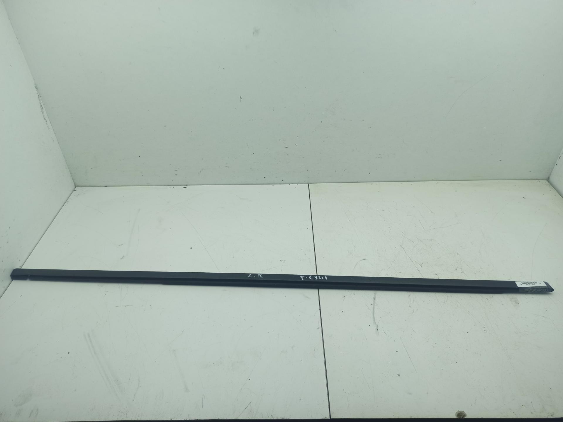Молдинг стекла двери задней правой наружный