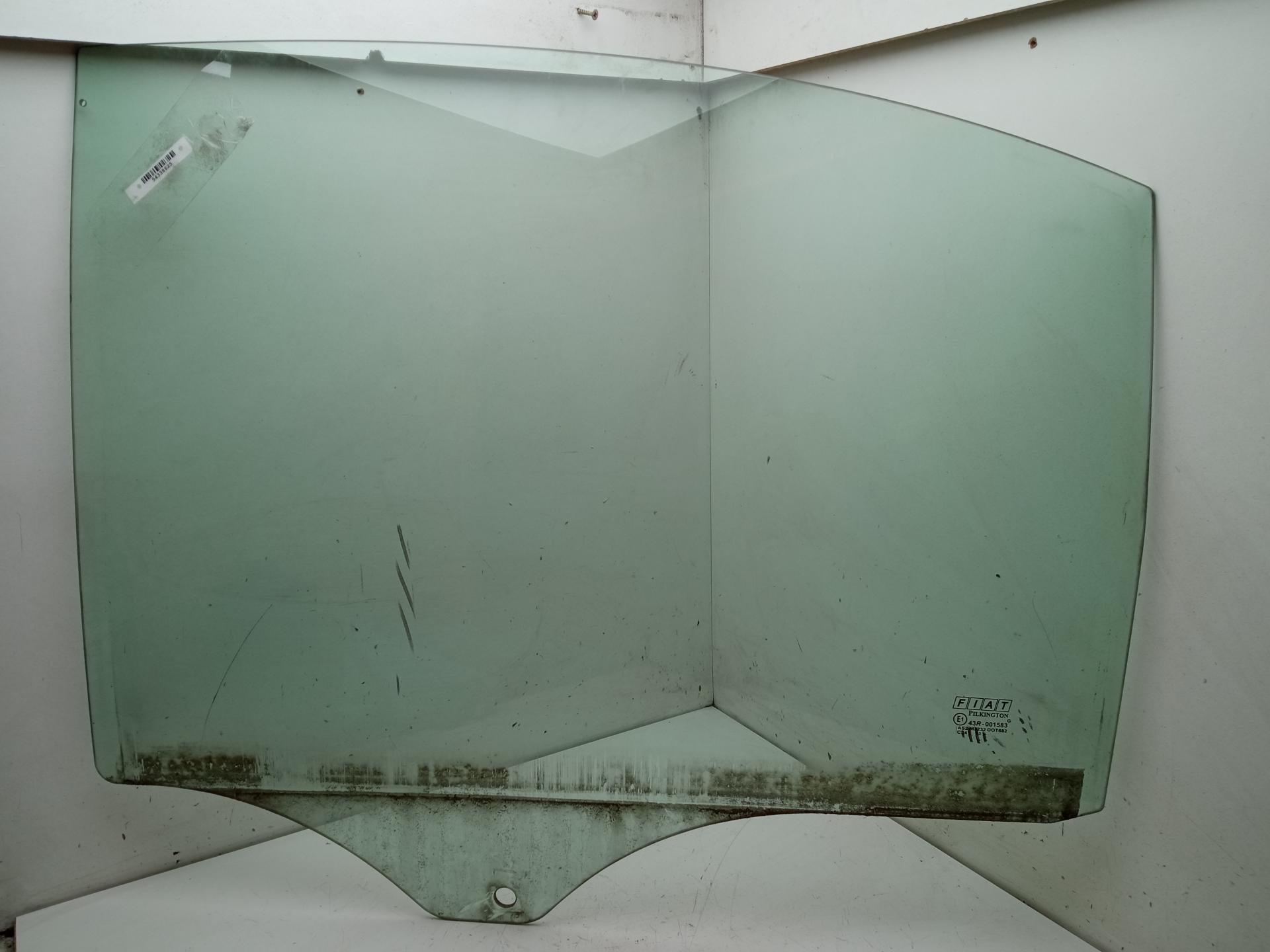 Стекло двери задней левой