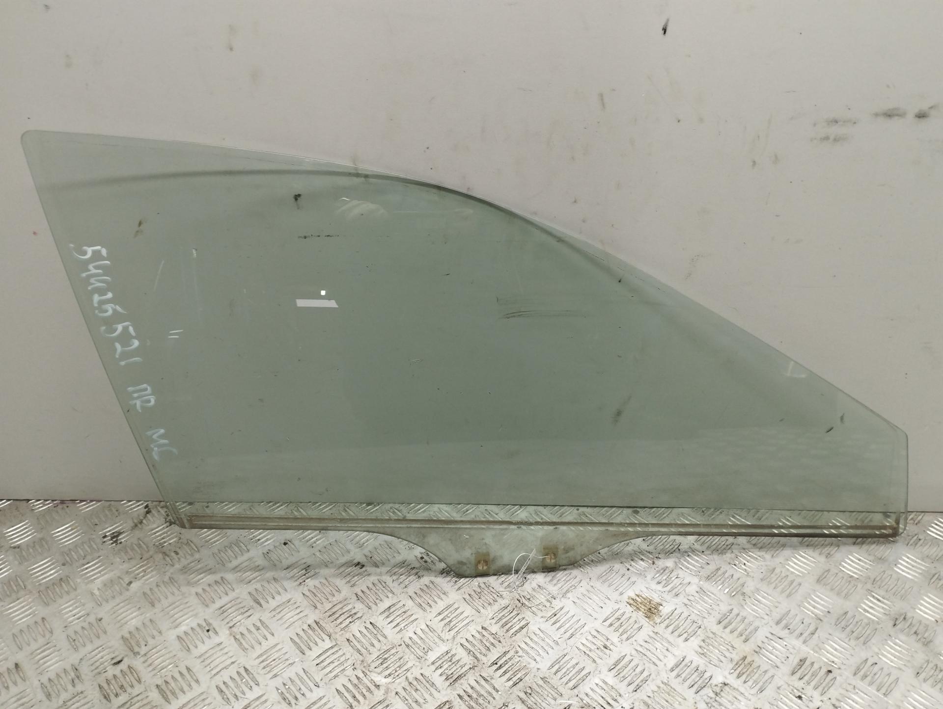 Стекло двери передней правой