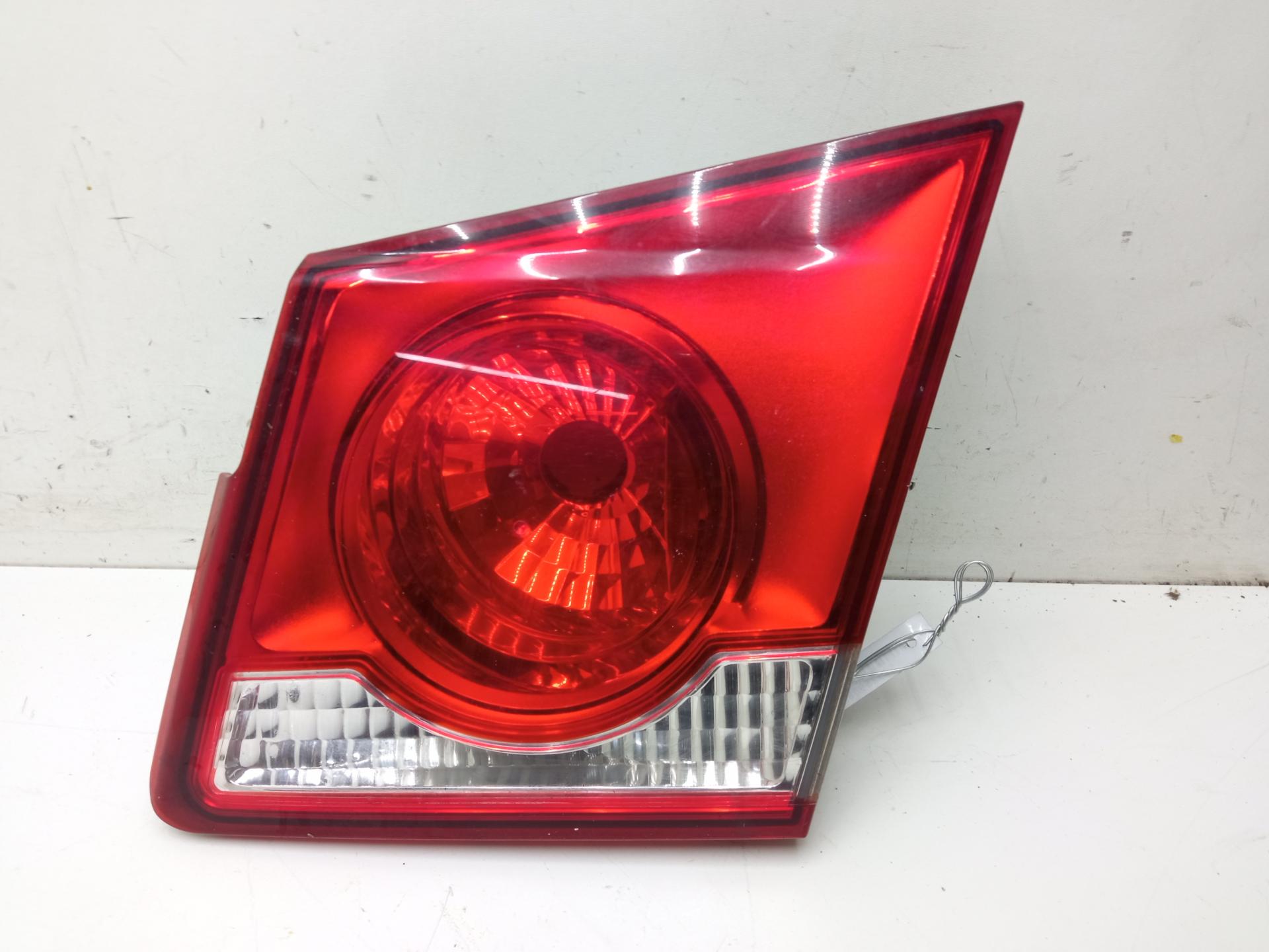 Фонарь крышки багажника правый