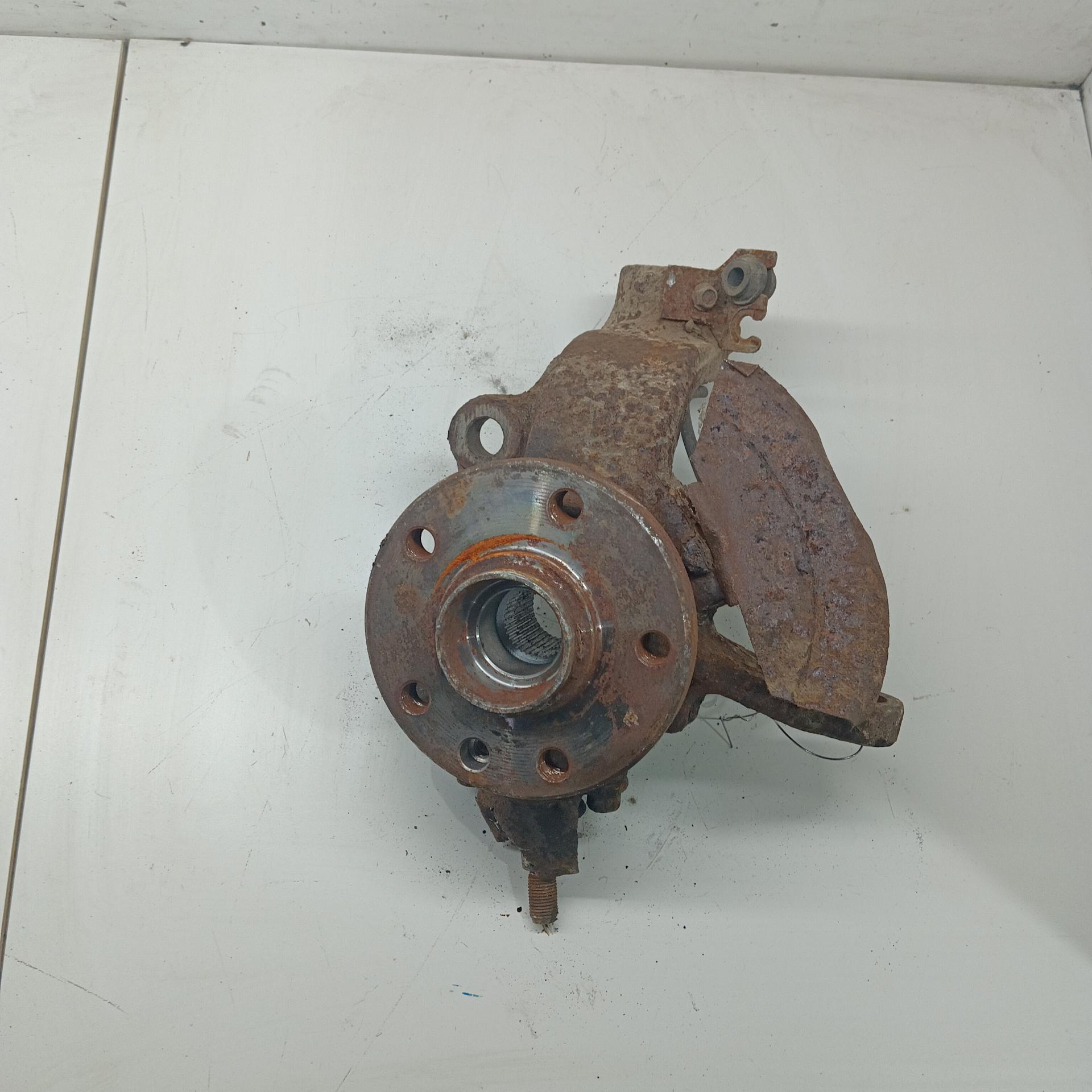Ступица передняя левая
