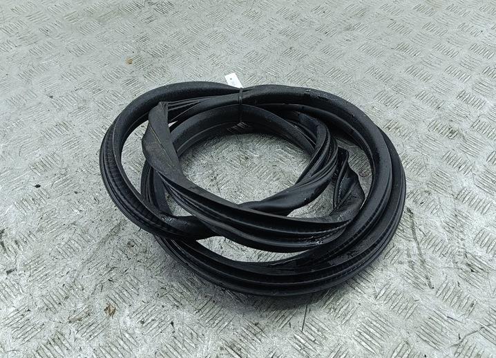 Уплотнитель двери задней левой