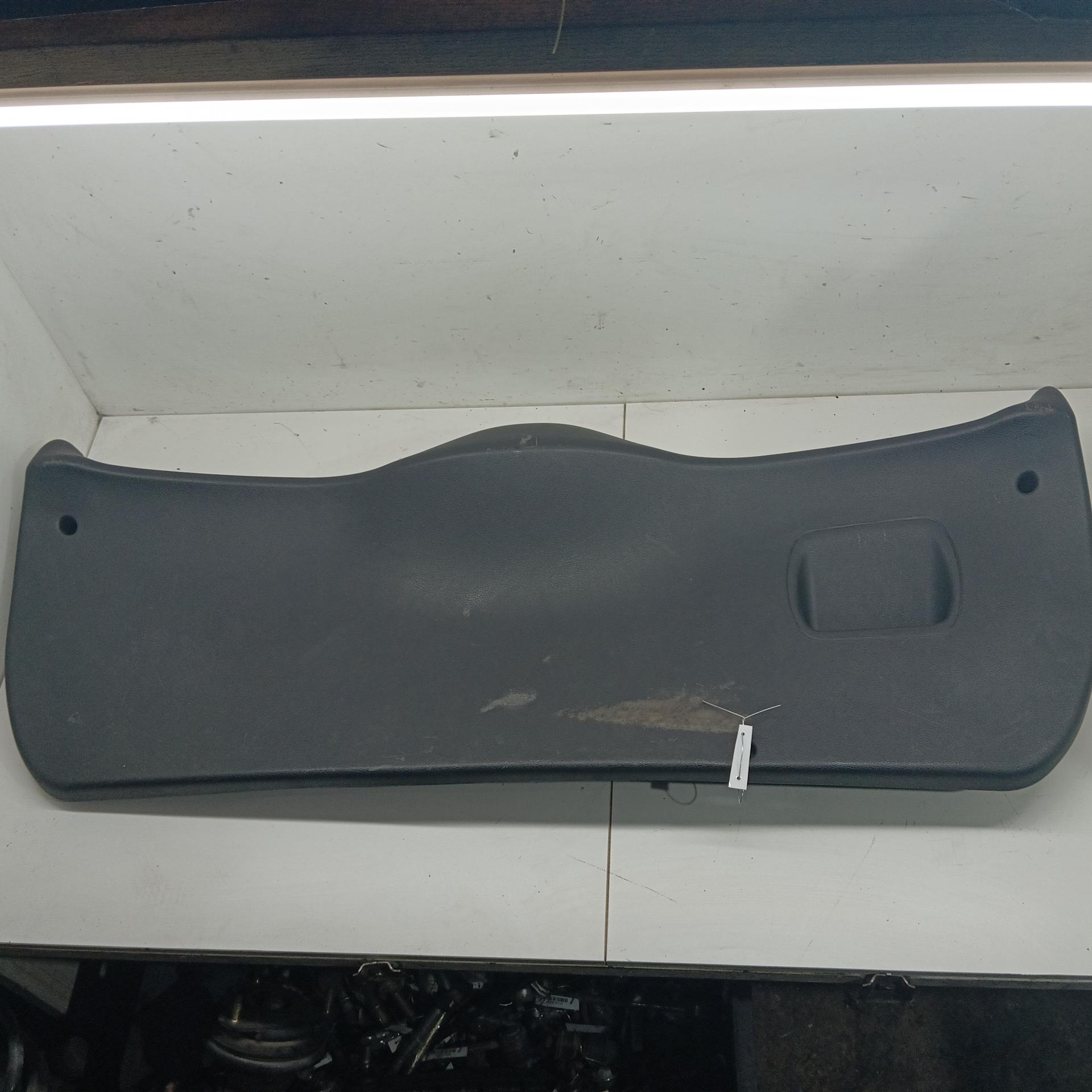 Обшивка крышки багажника