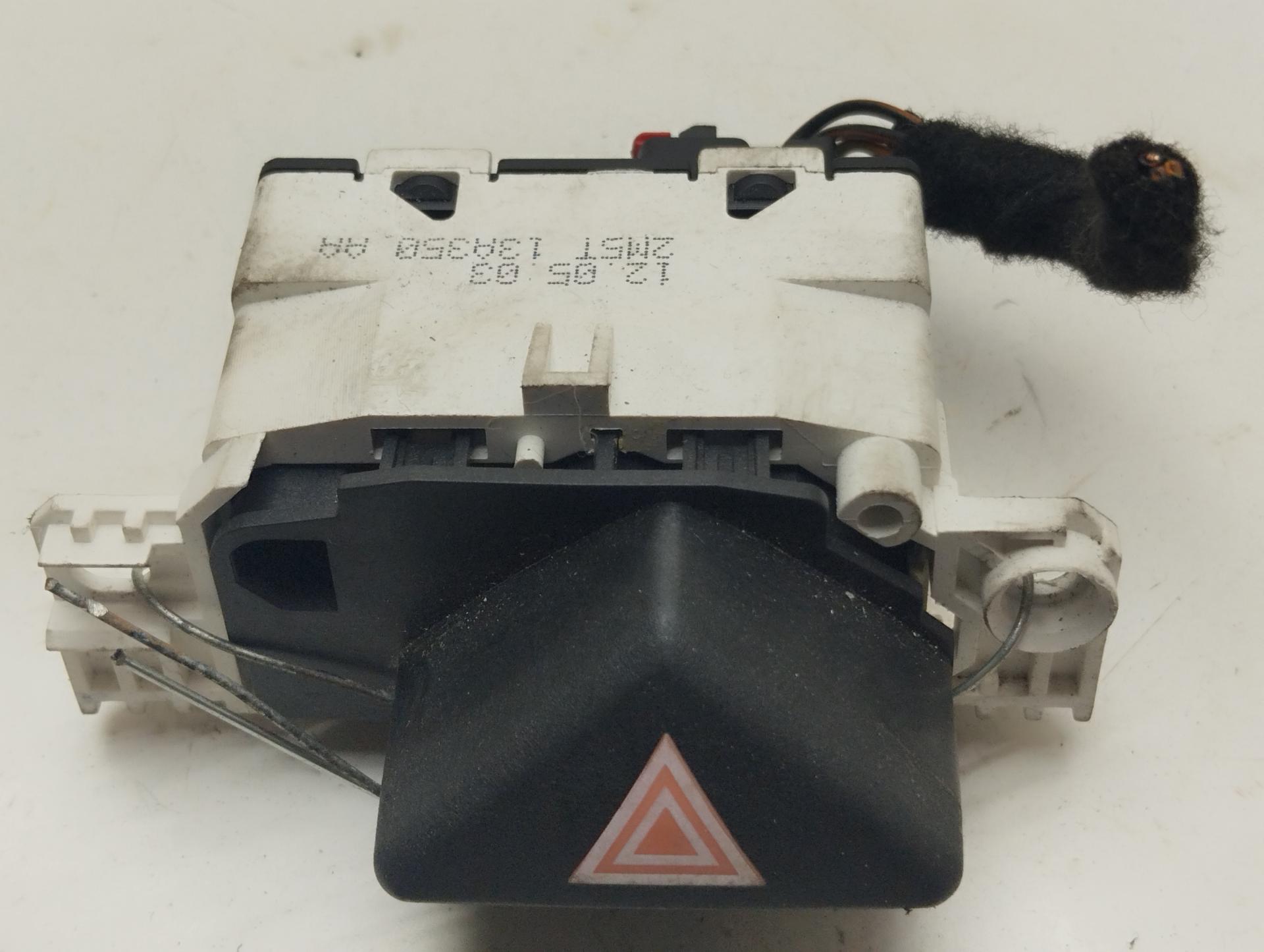Кнопка аварийной сигнализации (аварийки)