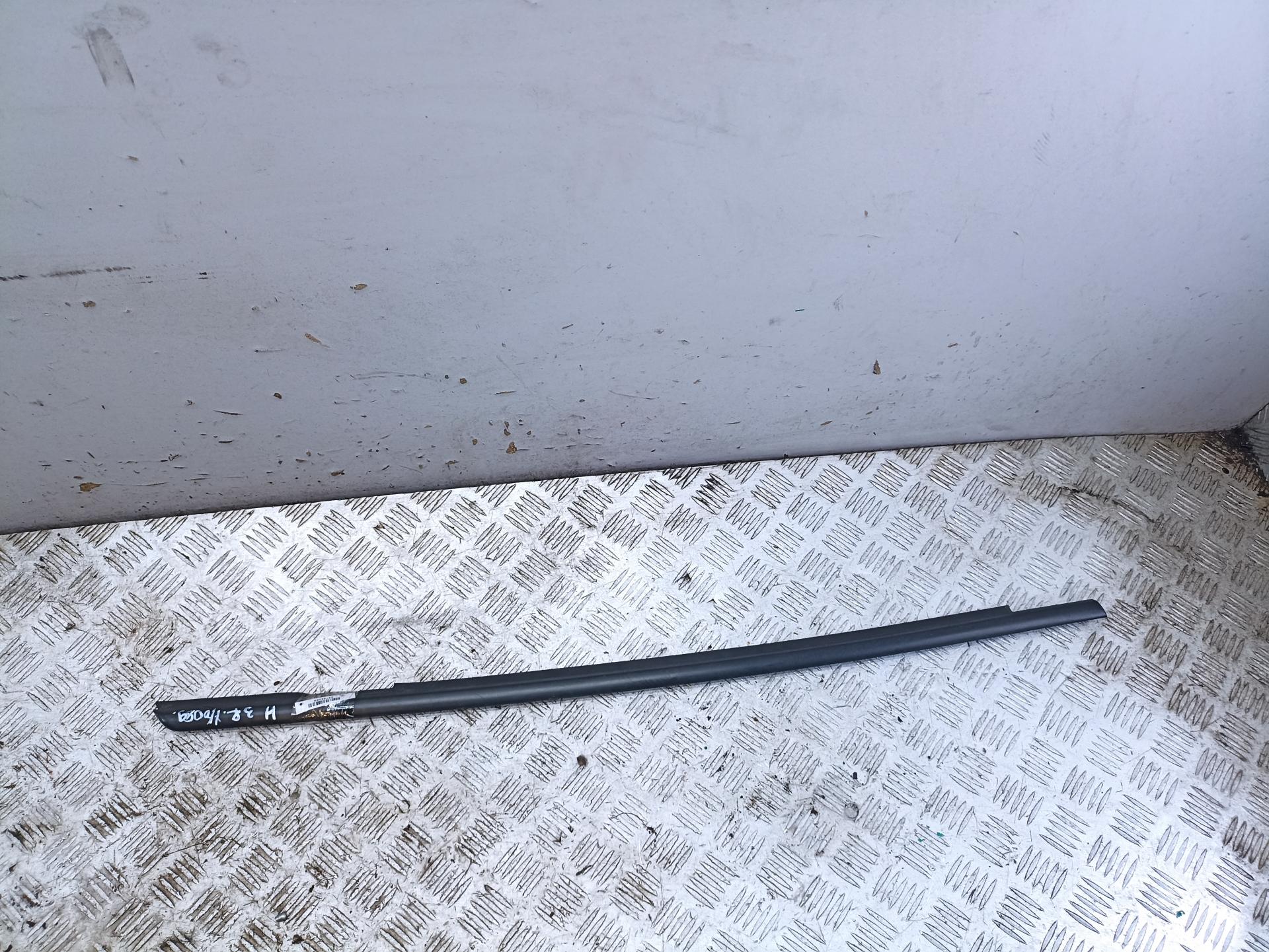 Молдинг стекла двери задней правой наружный