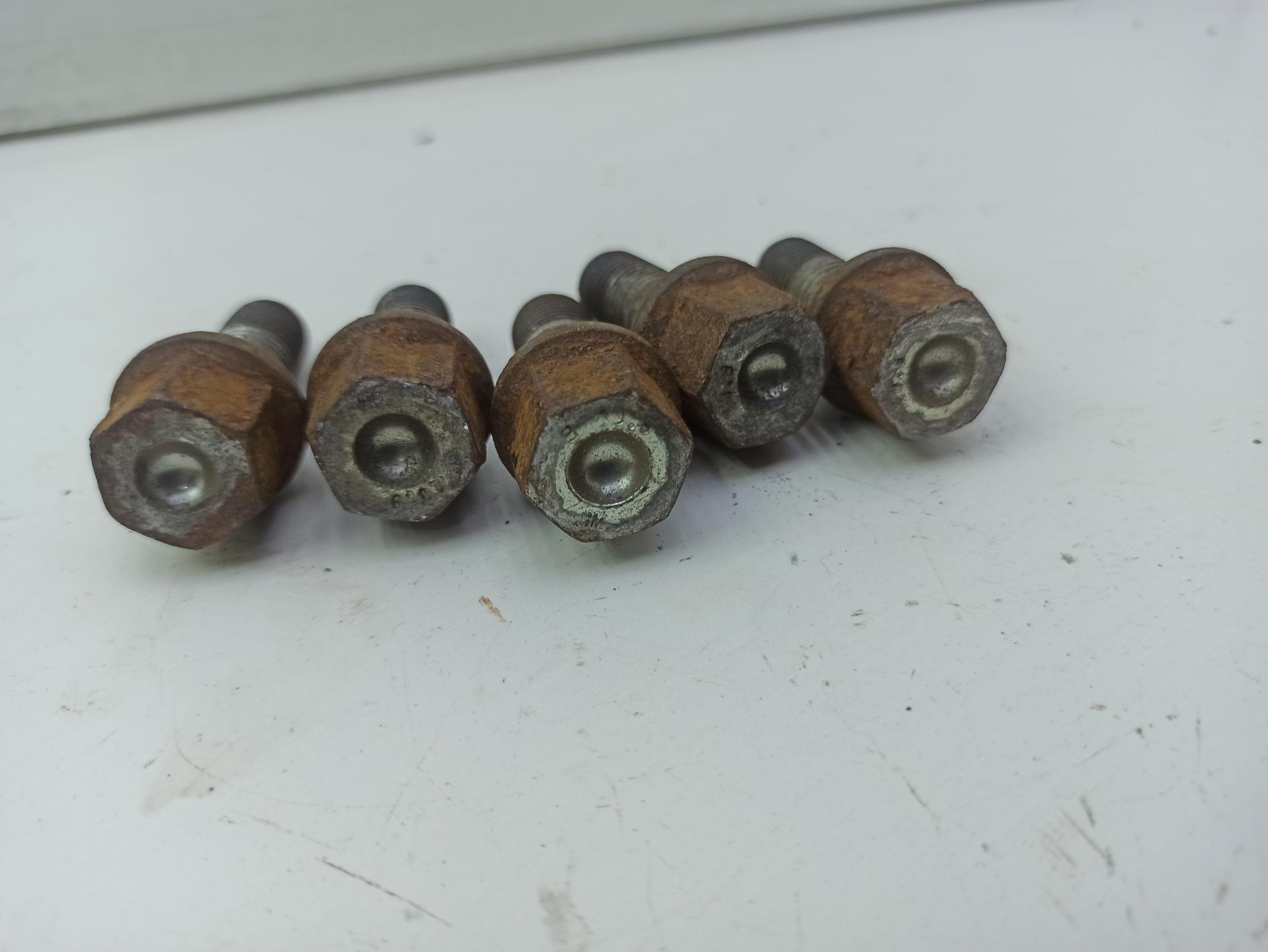 Болт колесный (гайка колесная)