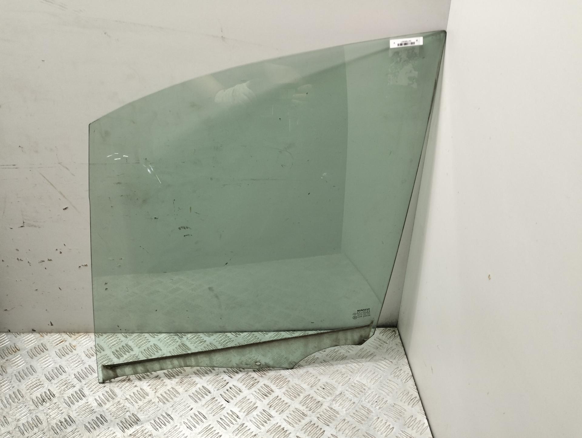 Стекло двери передней левой