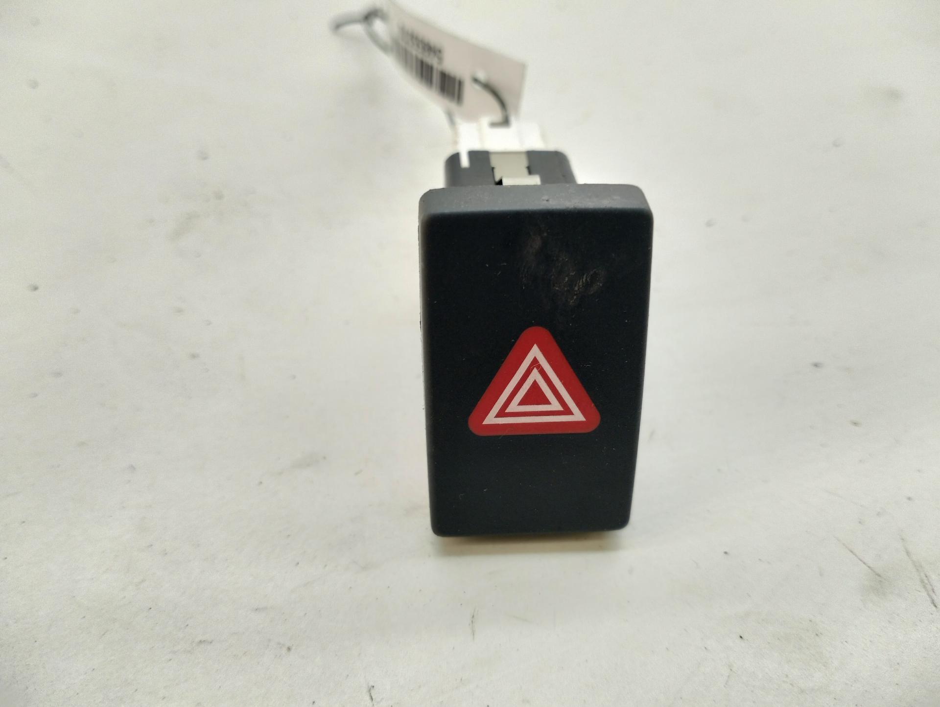 Кнопка аварийной сигнализации (аварийки)