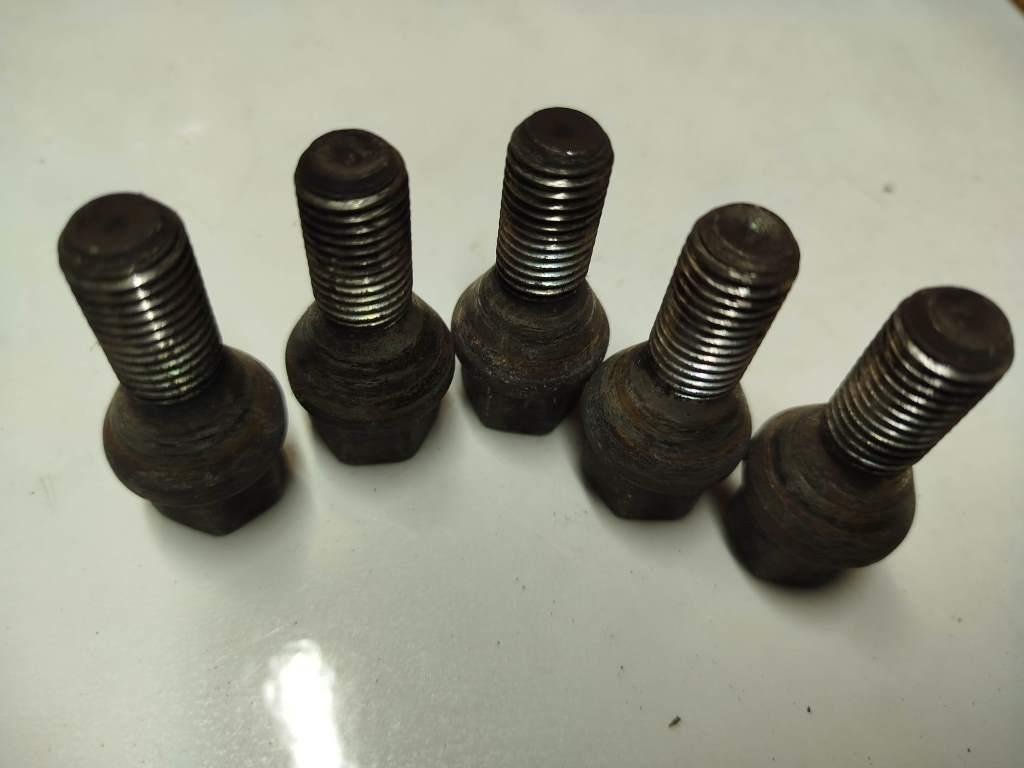 Болт колесный (гайка колесная)