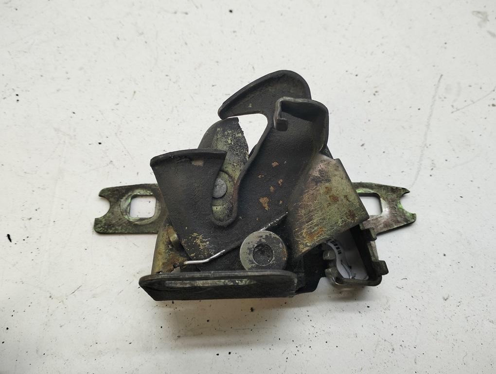 Замок капота