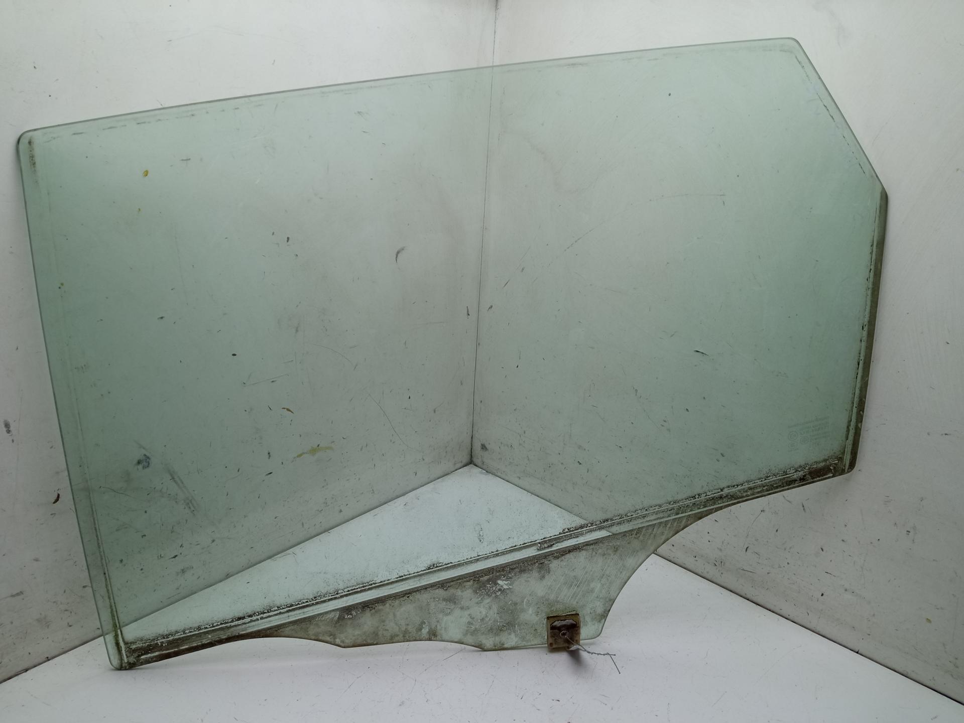 Стекло двери задней левой