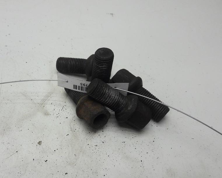 Болт колесный (гайка колесная)