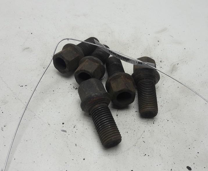 Болт колесный (гайка колесная)