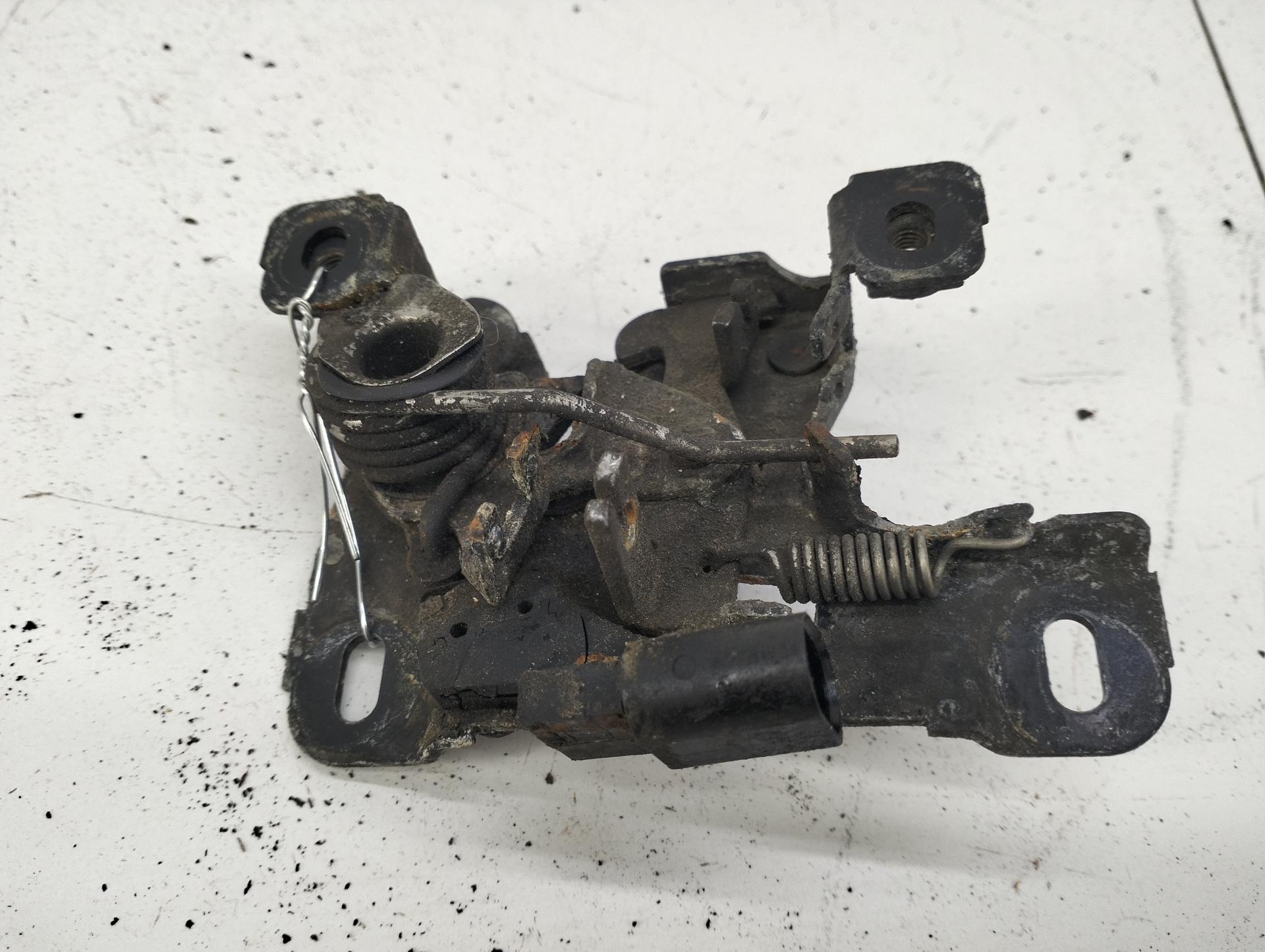 Замок капота