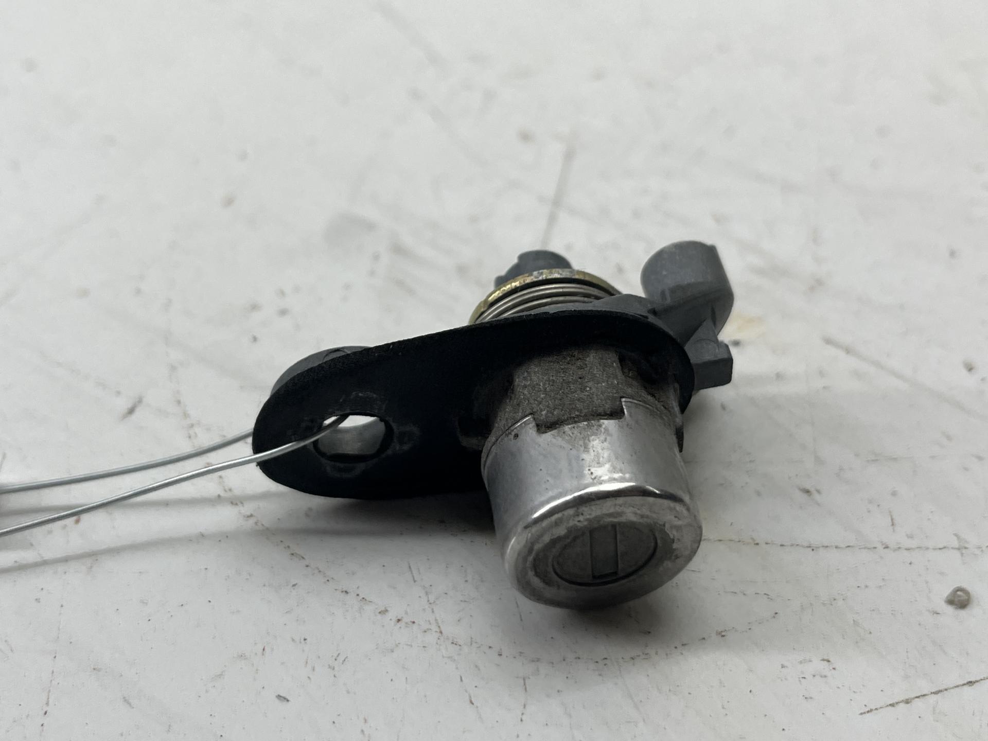 Личинка замка багажника