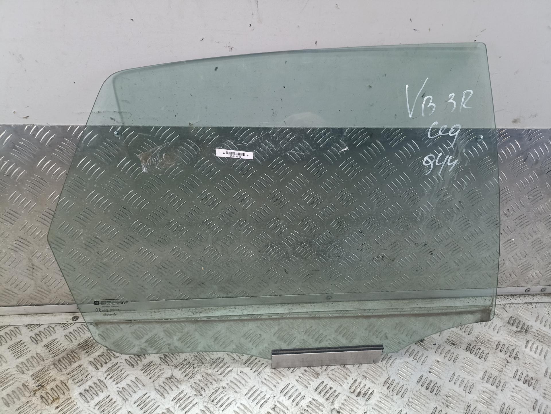 Стекло двери задней правой
