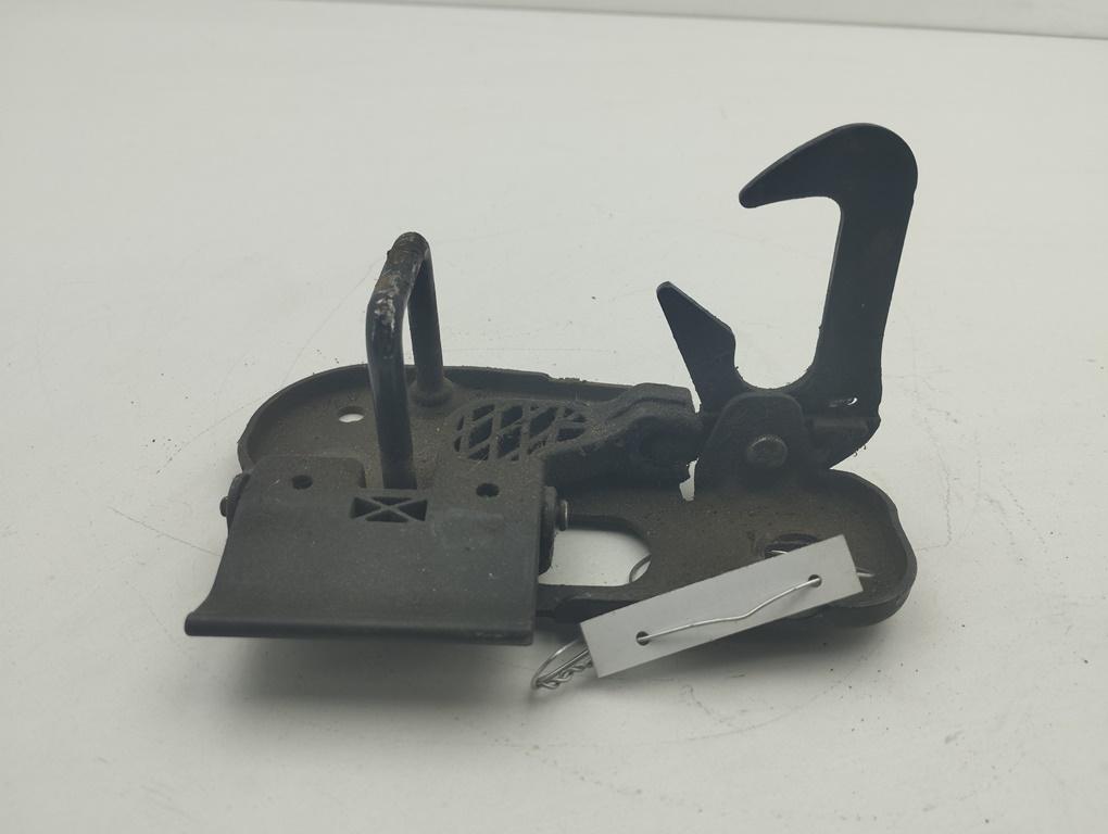 Ответная часть (скоба) замка двери