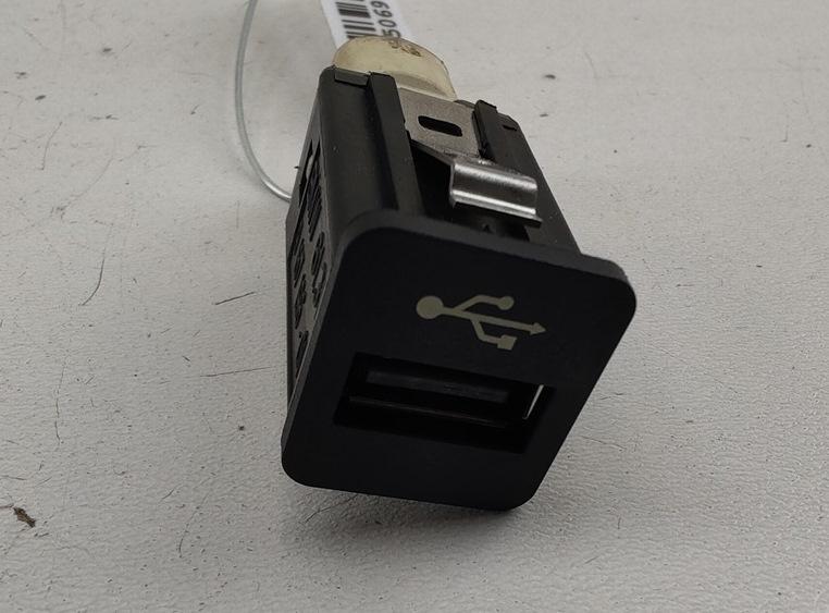 Разъем AUX / USB 