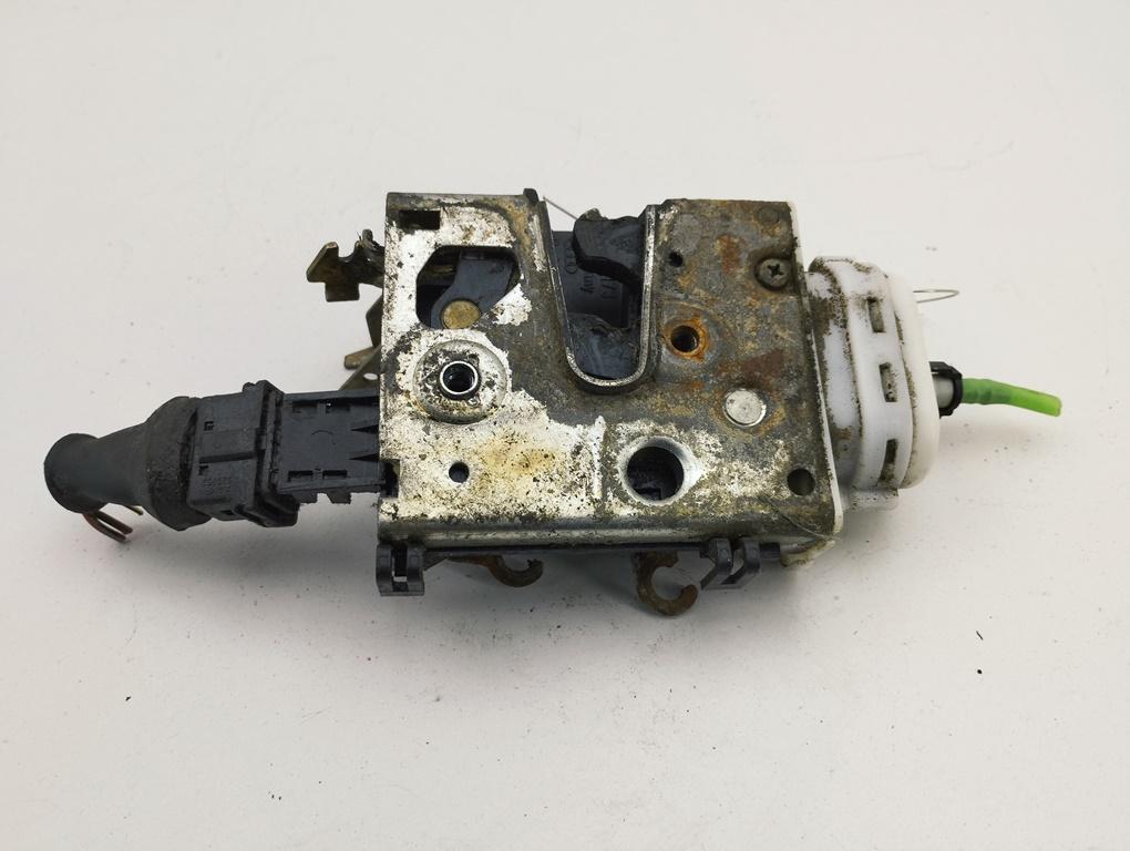 Замок двери передней правой