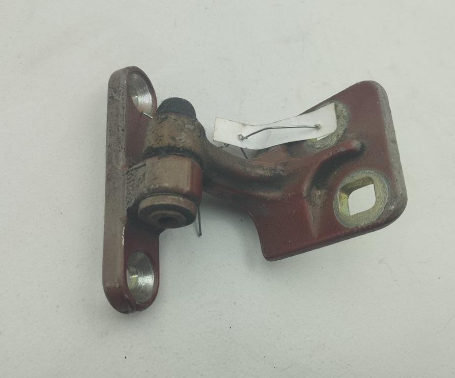 Петля двери передней левой