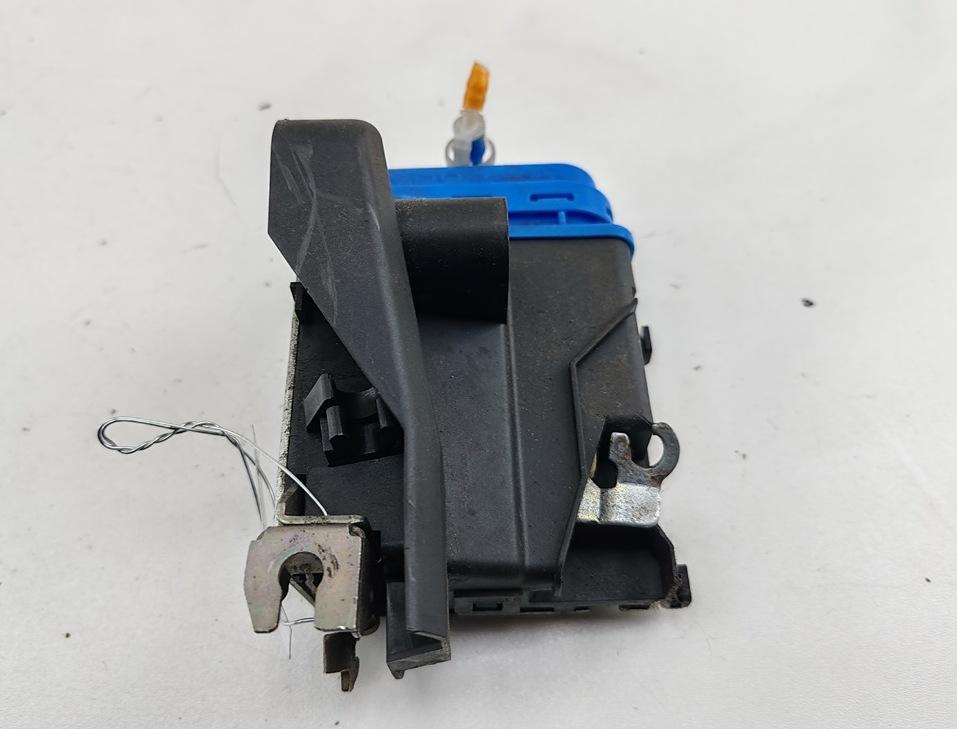 Замок двери задней левой