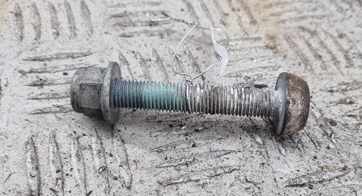 Болт крепления