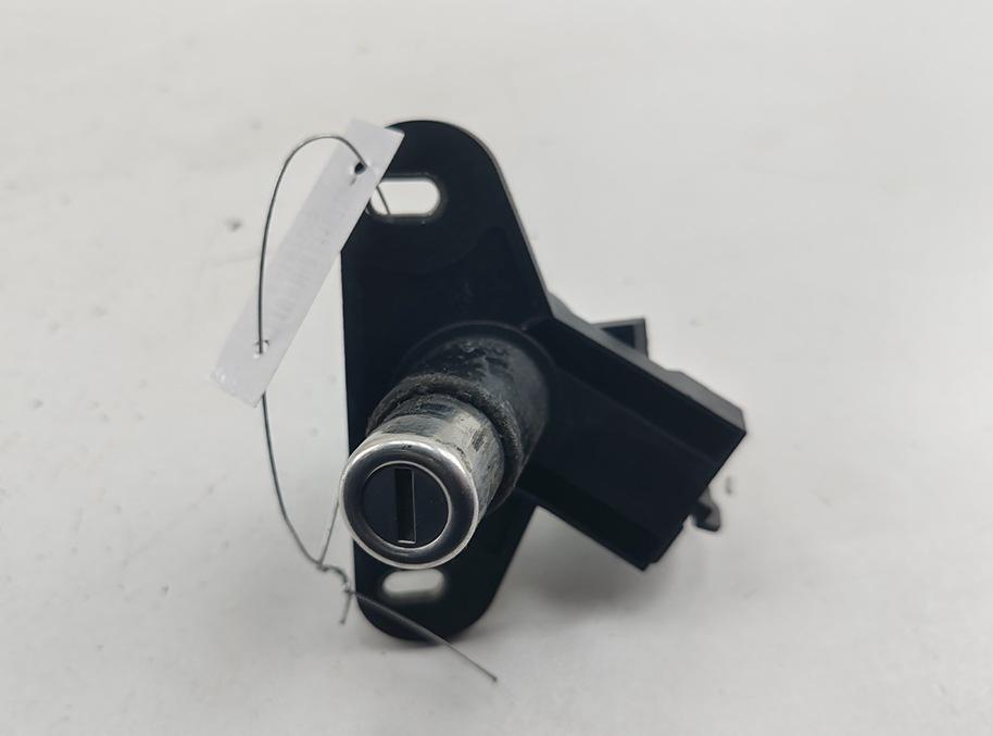 Кнопка открывания багажника