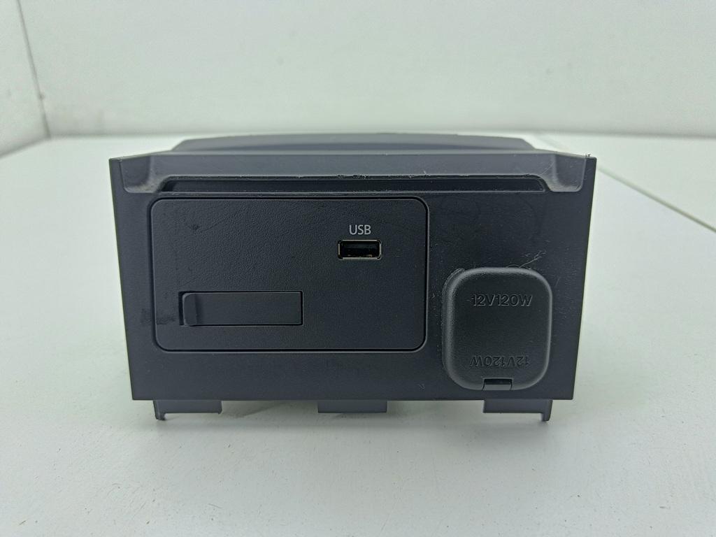 Разъем AUX / USB 