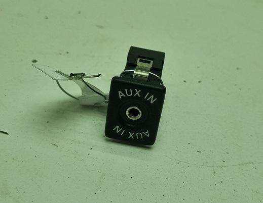 Разъем AUX / USB 