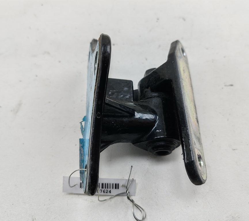 Петля двери передней правой