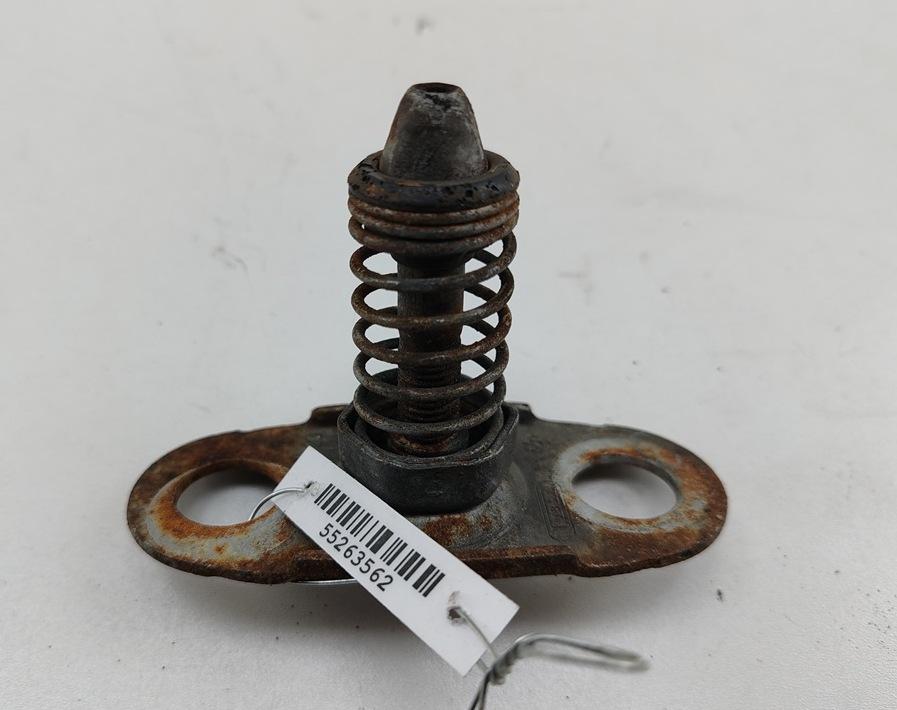 Замок капота
