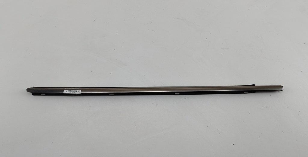 Молдинг стекла двери передней левой наружный