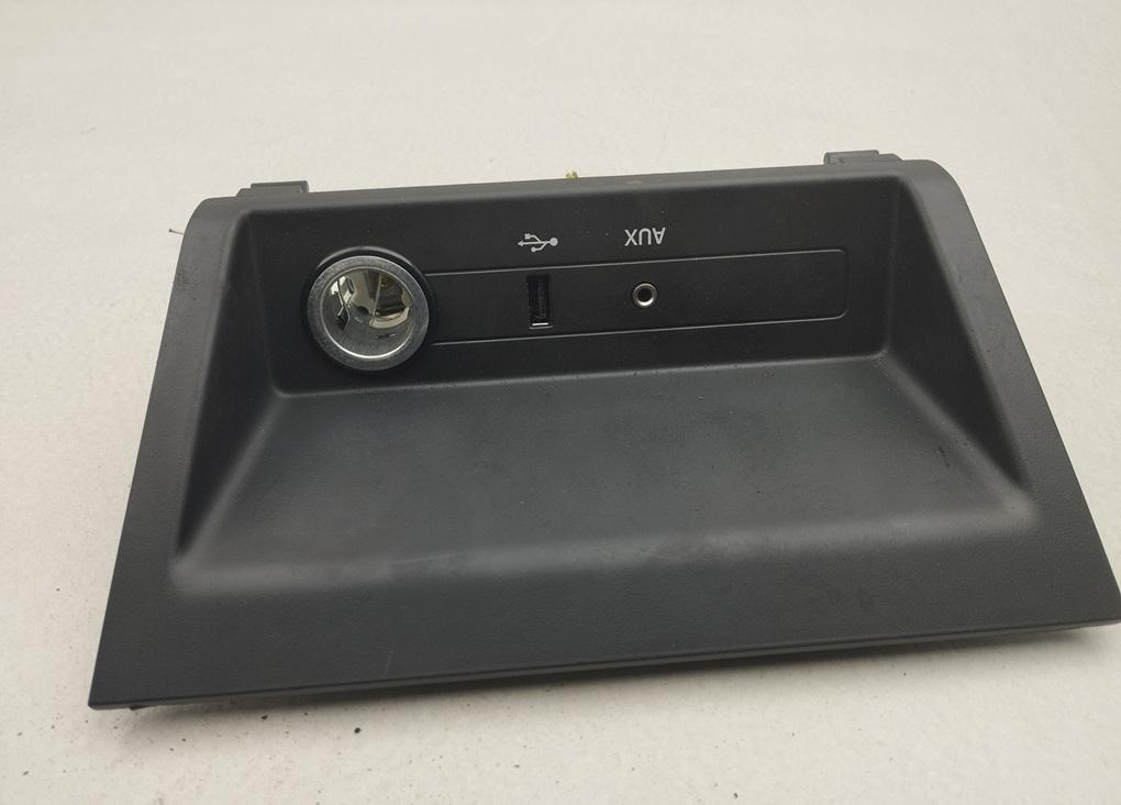 Разъем AUX / USB 